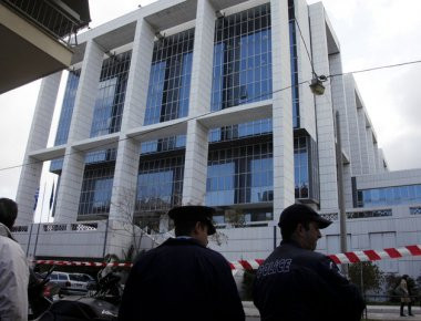 ΕΚΤΑΚΤΟ: Πυροβολισμοί έξω από το Εφετείο Αθηνών από συγγενή του Μάριου Παπαγεωργίου (φωτό, βίντεο)